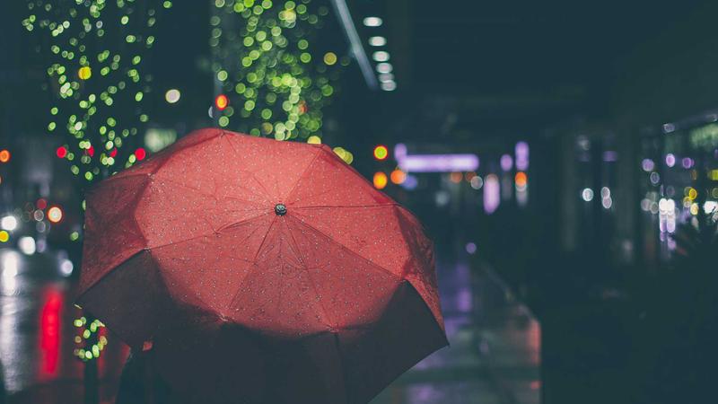 创作者在白板上绘制人物关系图